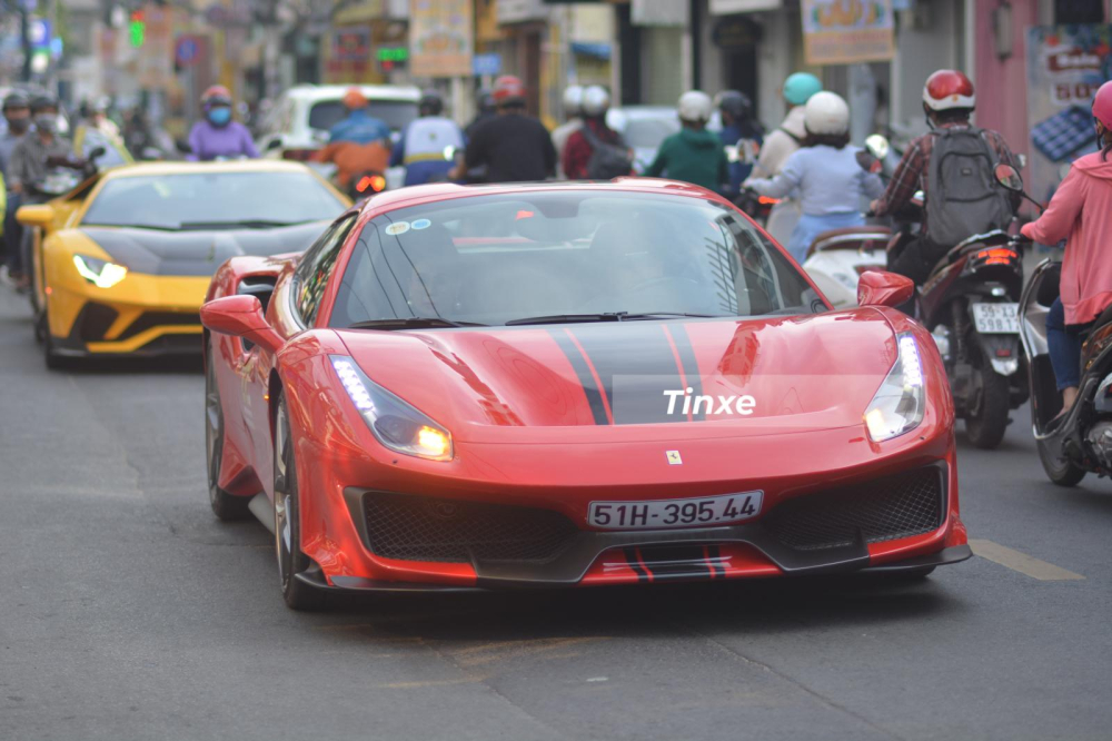 Chiếc si&ecirc;u xe mui trần Ferrari 488 Pista Spider ch&iacute;nh l&agrave; sự ch&uacute; &yacute; lớn nhất của giới m&ecirc; xe, đ&acirc;y l&agrave; lần đầu ti&ecirc;n Ho&agrave;ng Kim Kh&aacute;nh cho mẫu xe n&agrave;y xuất hiện tr&ecirc;n phố S&agrave;i th&agrave;nh