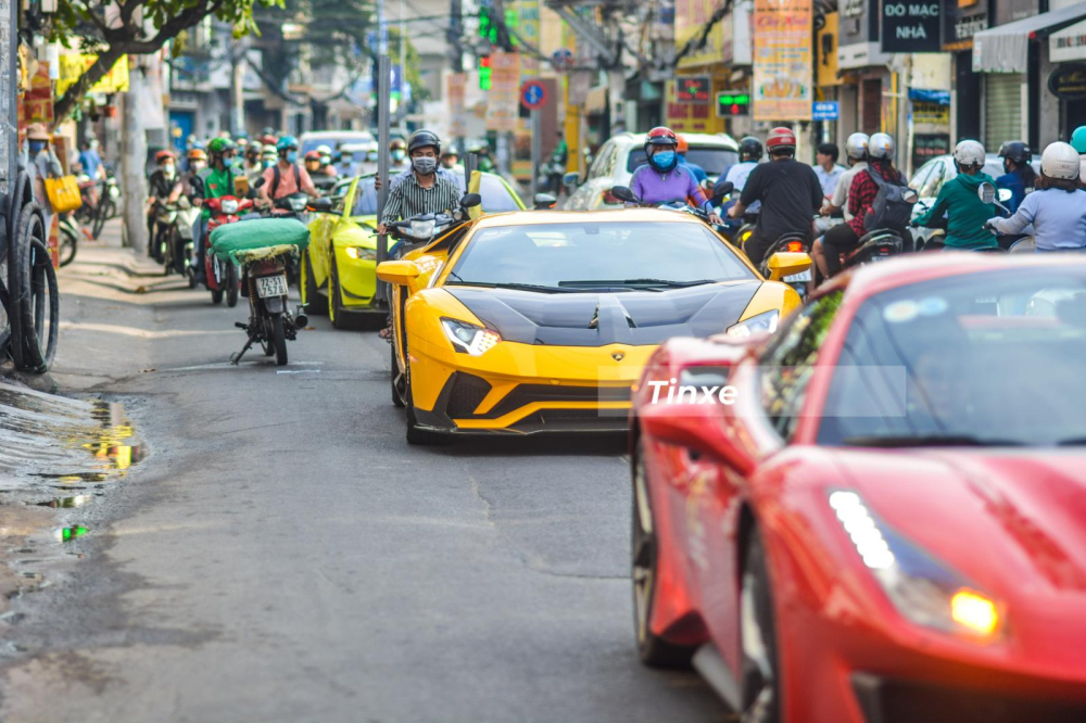Lamborghini Aventador S LP740-4 v&agrave; Aston Martin V8 Vantage của doanh nh&acirc;n Ho&agrave;ng Kim Kh&aacute;nh do bạn b&egrave; v&agrave; l&aacute;i xe ri&ecirc;ng cầm t&agrave;i