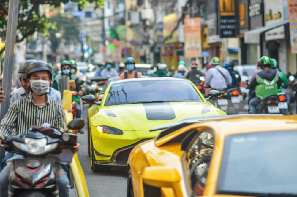 Si&ecirc;u xe Aston Martin V8 Vantage v&agrave; Lamborghini Aventador S LP740-4