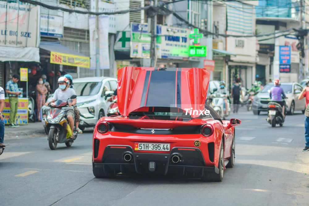 Khoảnh khắc doanh nh&acirc;n Ho&agrave;ng Kim Kh&aacute;nh mở mui cho si&ecirc;u xe Ferrari 488 Pista Spider ngay khi đang chạy