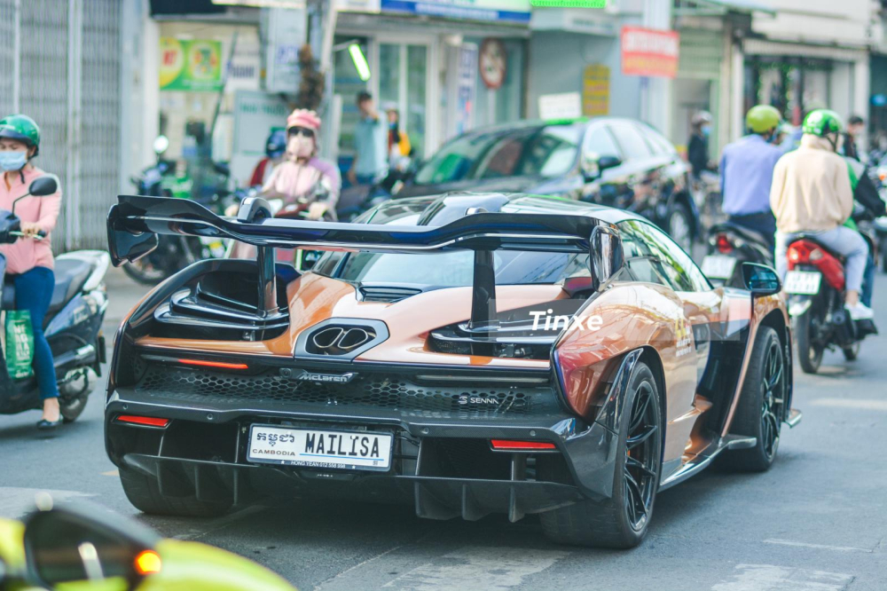 Chiếc si&ecirc;u xe McLaren Senna di chuyển cuối đo&agrave;n si&ecirc;u xe nhưng sau đ&oacute; được người l&aacute;i Aston Martin V8 Vantage nhường đường để vượt l&ecirc;n đỗ ngay ph&iacute;a sau Ferrari 488 Pista Spider v&agrave; Lamborghini Aventador S LP740-4