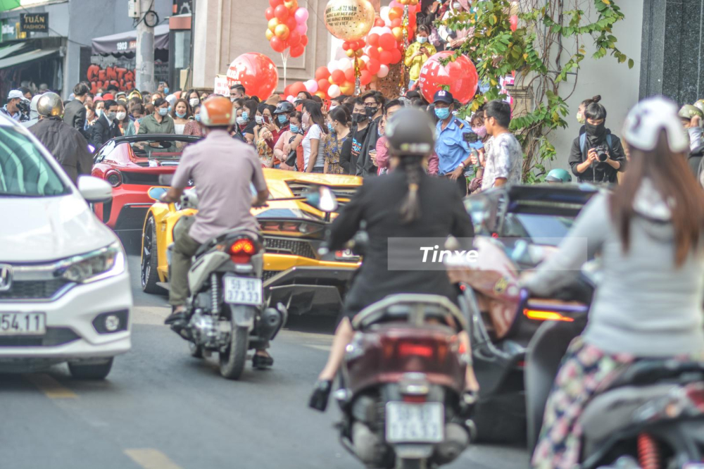 Đo&agrave;n si&ecirc;u xe sau đ&oacute; dừng ch&acirc;n b&ecirc;n đường Huỳnh Tấn Ph&aacute;t v&agrave; đ&atilde; khiến con đường n&agrave;y c&oacute; l&uacute;c kẹt xe hơn 1 km