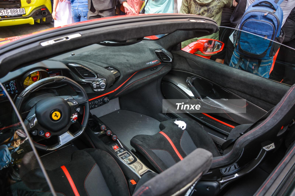 Nội thất si&ecirc;u xe mui trần Ferrari 488 Pista Spider độc nhất Việt Nam