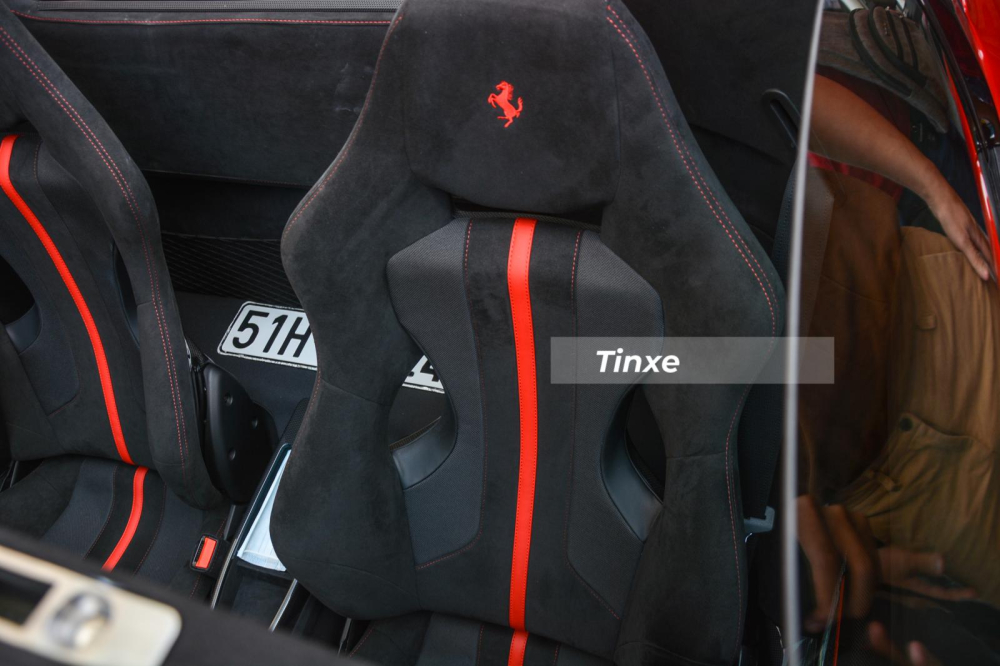 C&ograve;n khoang l&aacute;i xe bọc da Alcantara Nero với sọc m&agrave;u đỏ Rosso Ferrari chạy giữa ghế ngồi