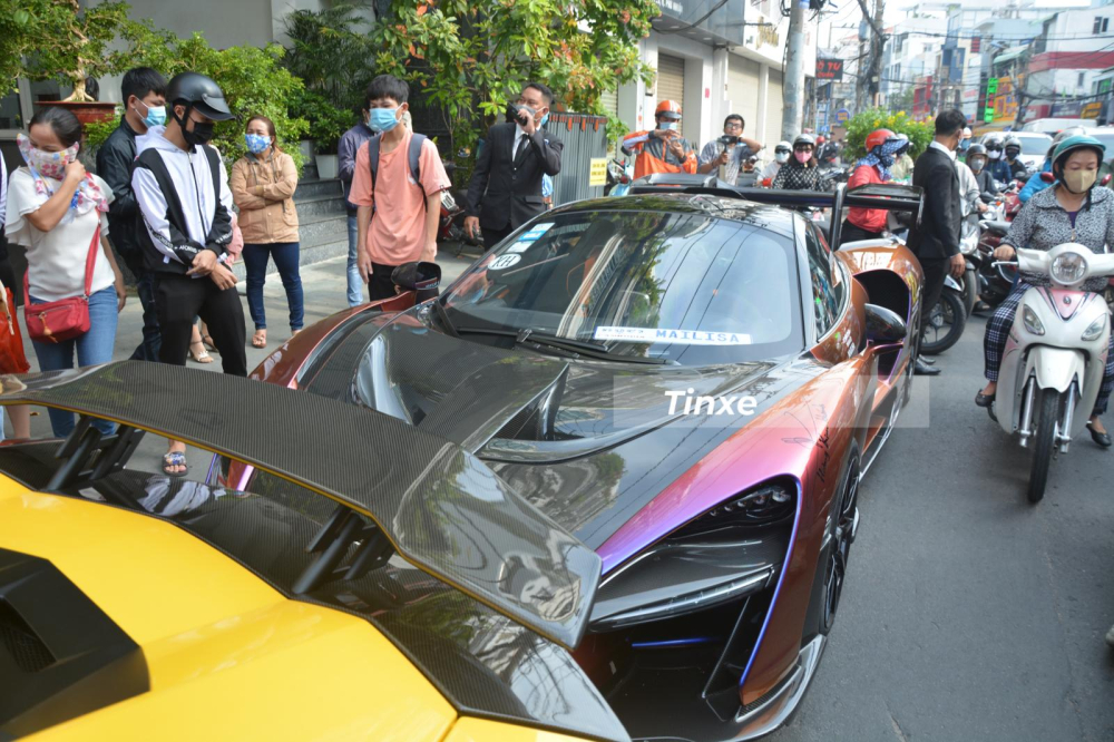 Si&ecirc;u phẩm McLaren Senna chỉ c&oacute; 500 xe tr&ecirc;n thế giới cũng xuất hiện b&ecirc;n cạnh d&agrave;n si&ecirc;u xe n&agrave;y