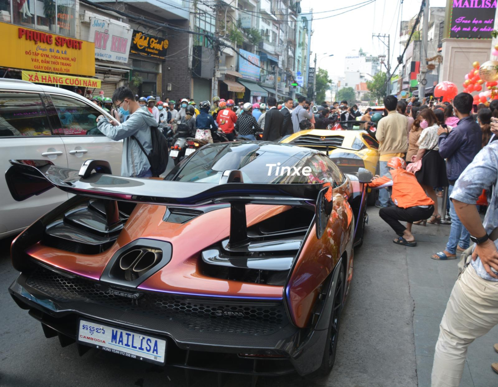 Một người đi đường cố gắng kiếm khoản trống để chụp ảnh c&ugrave;ng si&ecirc;u phẩm McLaren Senna