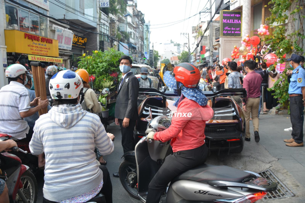 D&agrave;n vệ sĩ hoạt động hết c&ocirc;ng suất để đảm bảo an to&agrave;n cho những chiếc si&ecirc;u xe đắt tiền