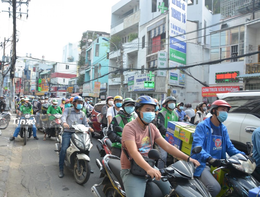Giao th&ocirc;ng qua đường Huỳnh Văn B&aacute;nh c&oacute; l&uacute;c kẹt xe k&eacute;o d&agrave;i hơn 2 km