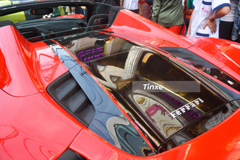 Ferrari 488 Pista Spider được trang bị động cơ V8, dung tính 3.9 lít, tăng áp kép nhưng có công suất lên đến 720 mã lực