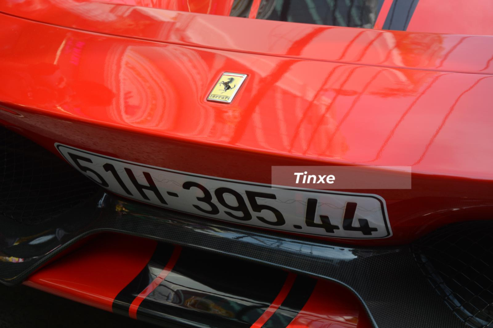 Cặp 44 bắt đầu từ cuối biển số Ferrari 488 Pista Spider