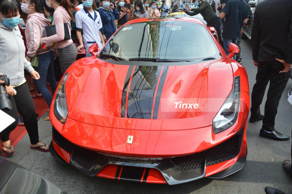 Si&ecirc;u xe mui trần Ferrari 488 Pista Spider của Ho&agrave;ng Kim Kh&aacute;nh