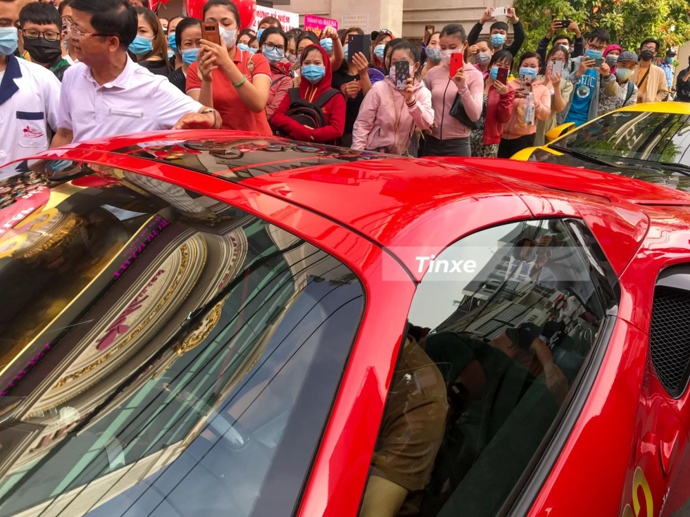 Mui xếp cứng của si&ecirc;u xe mui trần Ferrari 488 Pista Spider mất khoảng 14 gi&acirc;y để mở mui