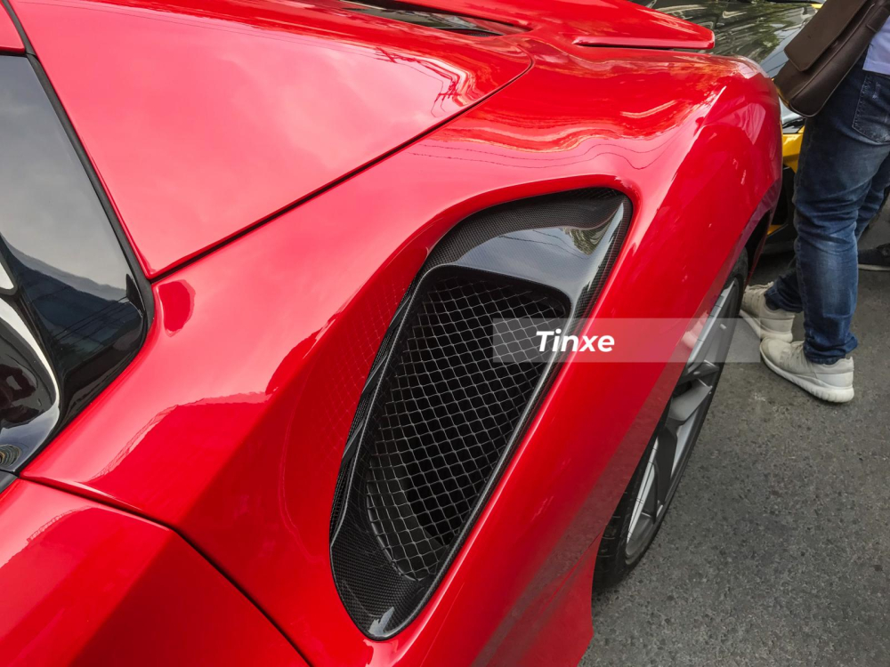 Xe c&oacute; hốc gi&oacute; cỡ lớn, ốp hốc gi&oacute; carbon