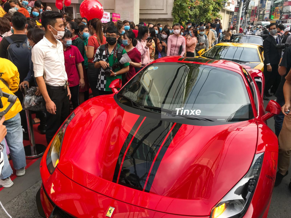 Si&ecirc;u xe mui trần Ferrari 488 Pista Spider của Ho&agrave;ng Kim Kh&aacute;nh tr&ecirc;n đường phố S&agrave;i th&agrave;nh