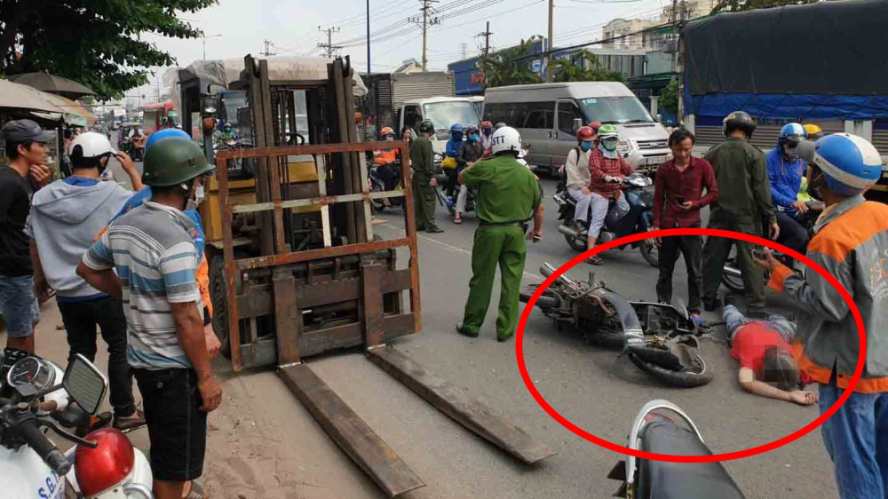 Vụ tai nạn l&agrave;m người đ&agrave;n &ocirc;ng điều khiển xe m&aacute;y bị chấn thương nặng