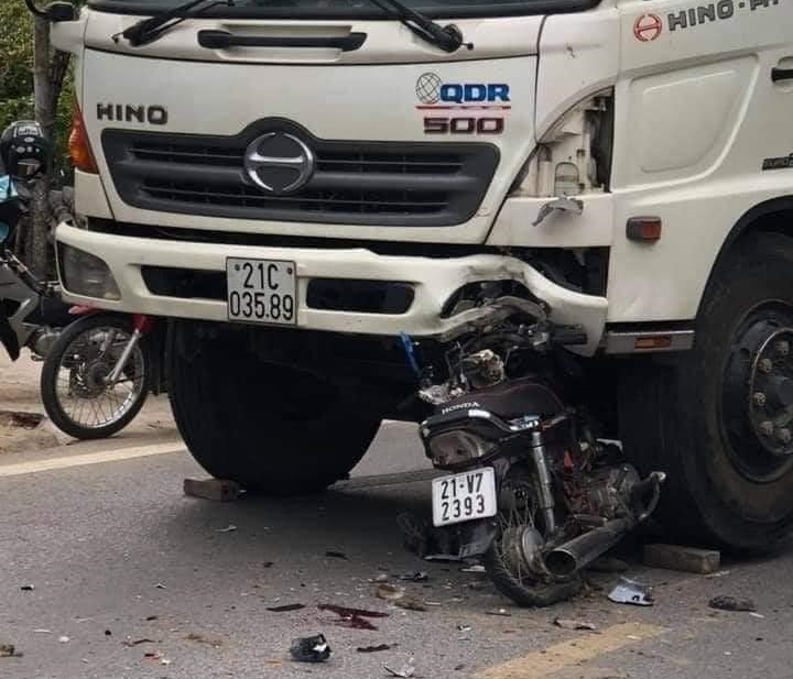 Chiếc xe máy biến dạng nghiêm trọng, cắm chặt vào đầu xe chở rác