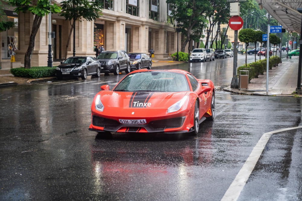 Chiếc Ferrari 488 Pista Spider n&agrave;y c&oacute; m&agrave;u sơn đỏ c&ugrave;ng sọc đen