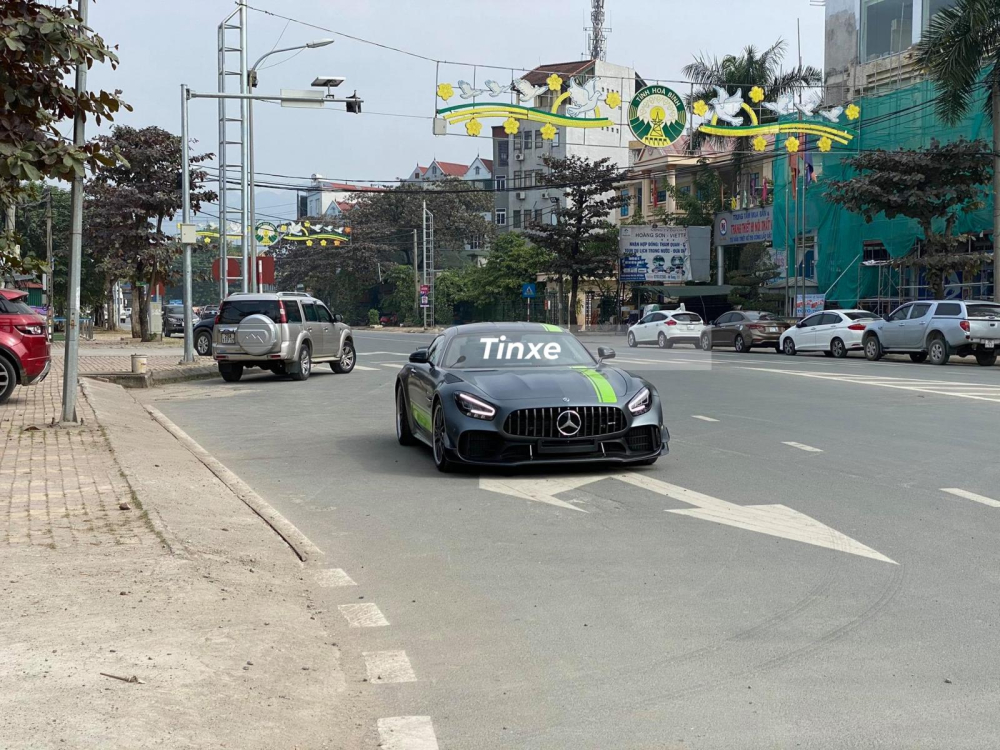 Siêu xe Mercedes-AMG GT R Pro đầu tiên về Việt Nam lăn bánh tại Hoà Bình