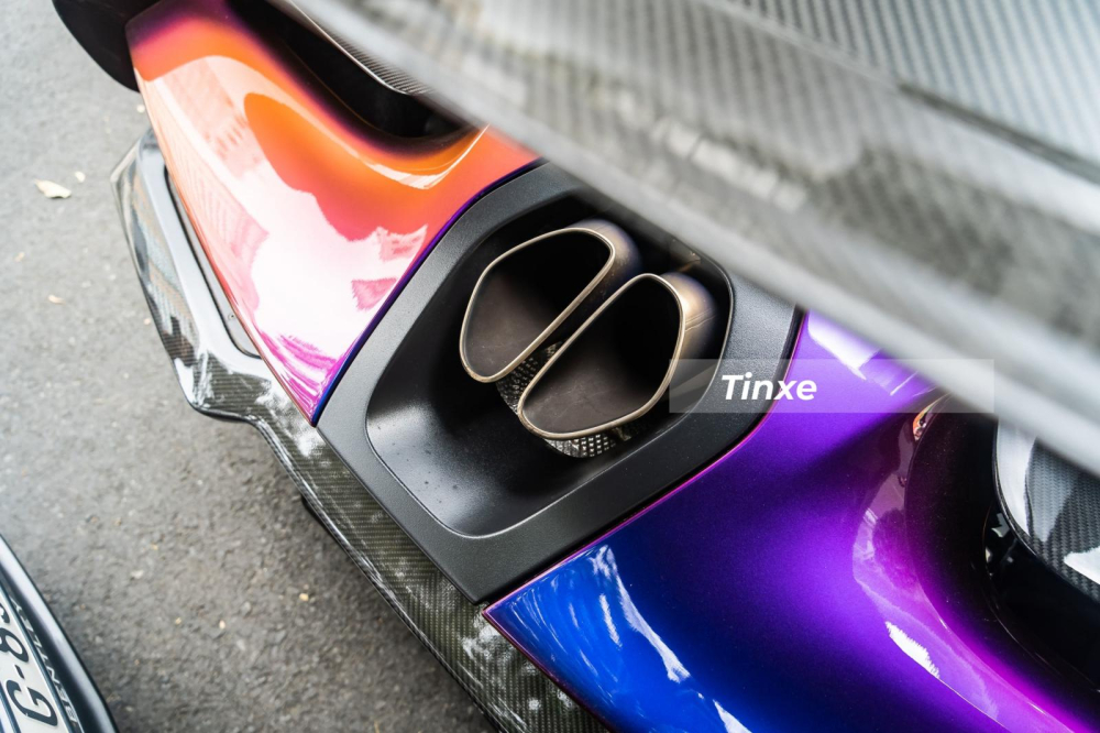 McLaren Senna của Ho&agrave;ng Kim Kh&aacute;nh chỉ c&oacute; 2 ống xả, trong khi phần lớn McLaren Senna tại ch&acirc;u &Aacute; c&oacute; đến 3 ống xả