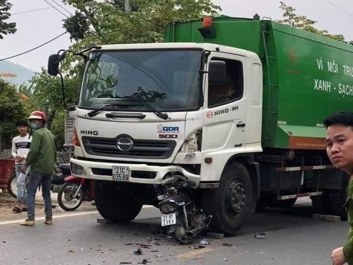 Hiện trường vụ tai nạn giữa xe chở rác và xe máy ở Yên Bái