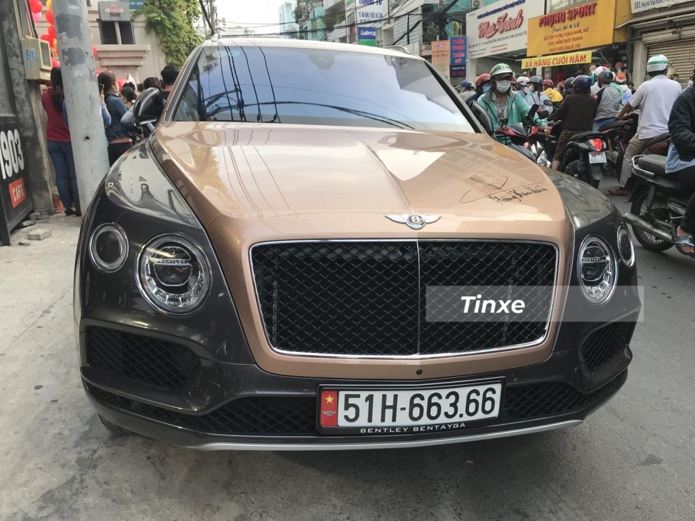 M&agrave;u sơn của chiếc Bentley Bentayga V8 n&agrave;y tr&ugrave;ng với Bentley Mulsanne EWB m&agrave; Ho&agrave;ng Kim Kh&aacute;nh mua v&agrave;o năm 2018