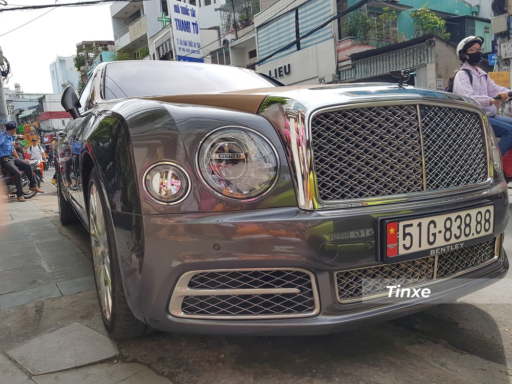 Bentley Mulsanne ấn giữ cặp biển 88