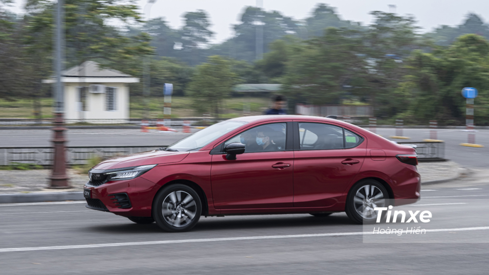 Sức mạnh động cơ của Honda City 2020 c&ugrave;ng với lẫy gẩy số v&ocirc;-lăng chắc chắn sẽ mang lại nhiều cảm x&uacute;c cho người cầm l&aacute;i.