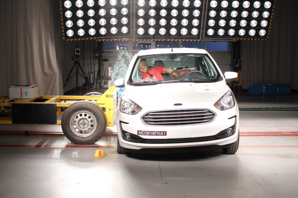 Chiếc Ford Ka n&agrave;y chỉ c&oacute; 2 t&uacute;i kh&iacute; trước v&agrave; kh&ocirc;ng c&oacute; hệ thống c&acirc;n bằng điện tử