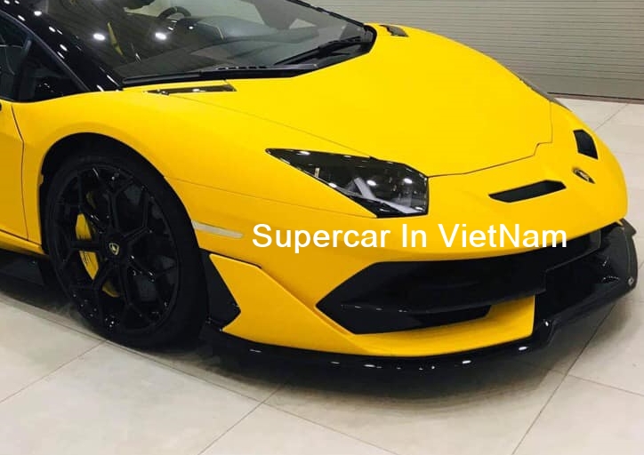 Ngoài màu sơn vàng nhám ra, chiếc siêu xe Lamborghini Aventador SVJ LP770-4 Roadster này còn có nhiều tuỳ chọn carbon ở ngoại thất và bộ mâm đa chấu kép sơn màu đen bóng cùng kẹp phanh màu vàng. Ảnh: Supercar In VietNam Ngoài màu sơn vàng nhám ra, chiếc siêu xe Lamborghini Aventador SVJ LP770-4 Roadster này còn có nhiều tuỳ chọn carbon ở ngoại thất và bộ mâm đa chấu kép sơn màu đen bóng cùng kẹp phanh màu vàng. Ảnh: Supercar In VietNam