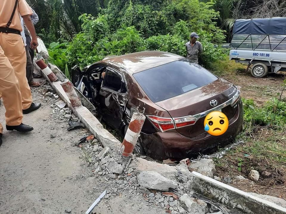 Vụ tai nạn c&ograve;n khiến h&agrave;ng chục m&eacute;t lan can cầu bị hư hỏng