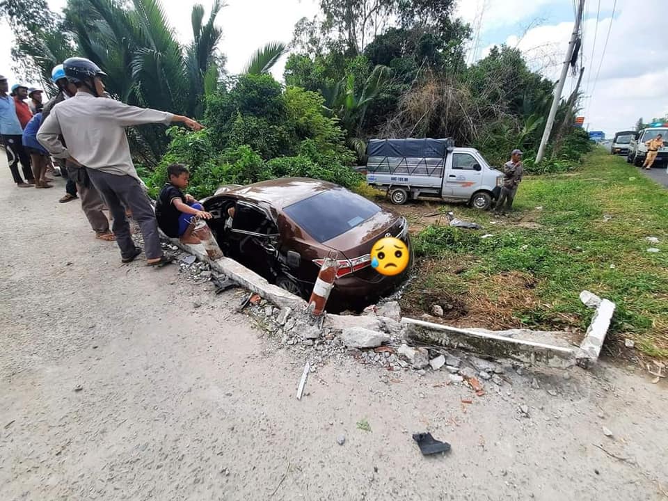 Chiếc xe Toyota Corolla Altis tại hiện trường vụ tai nạn