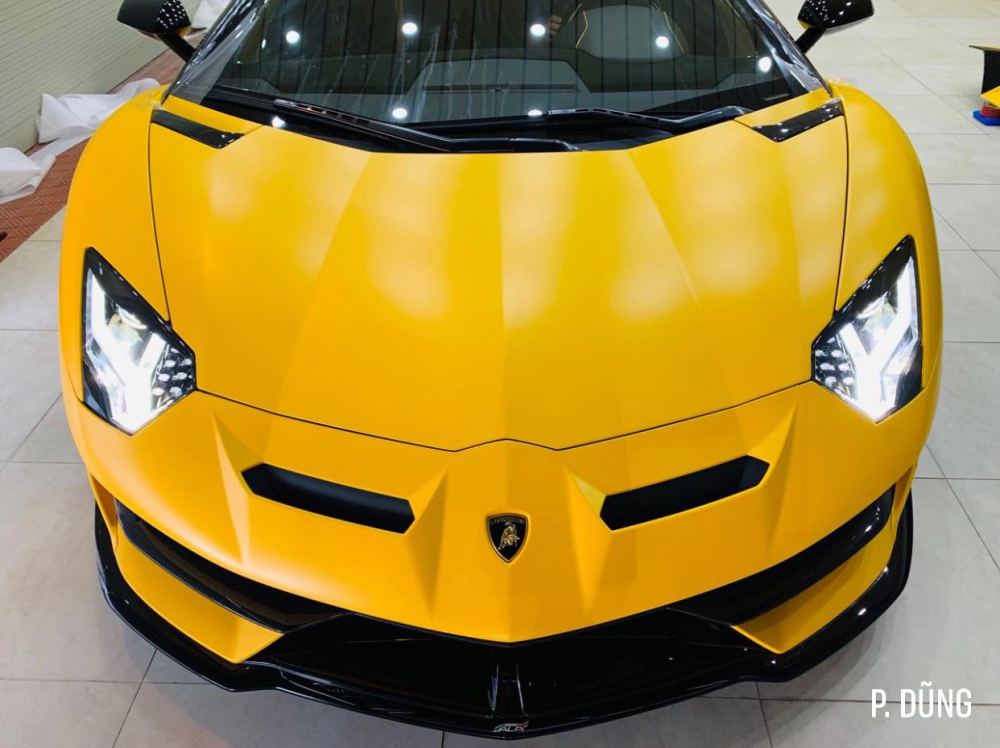 Cận cảnh m&agrave;u sơn Giallo Fides Matt của chiếc si&ecirc;u xe mui trần Lamborghini Aventador SVJ LP770-4 Roadster độc nhất Việt Nam