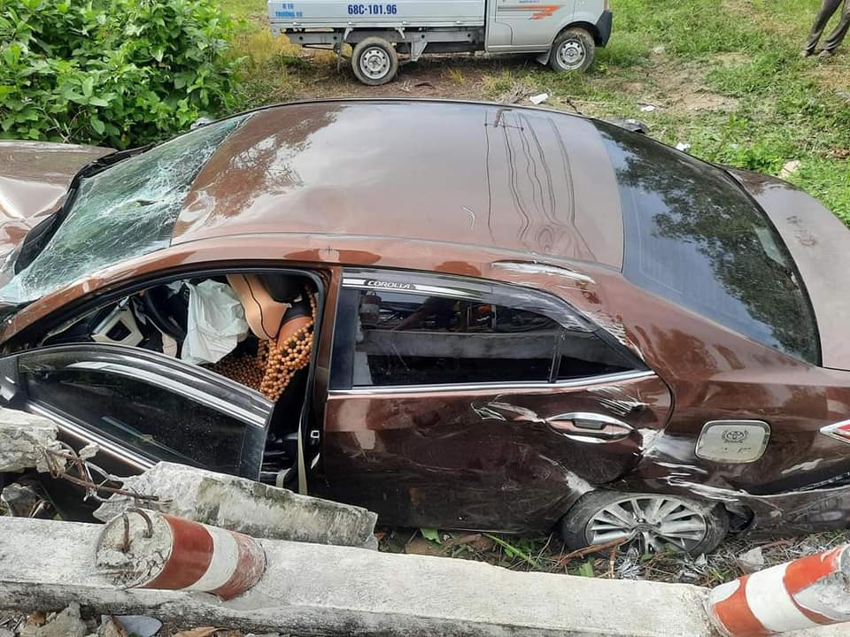 T&uacute;i kh&iacute; xe Toyota Corolla Altis bung ra sau tai nạn