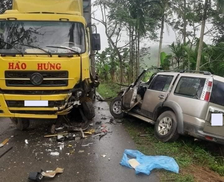 Chiếc xe 7 chỗ văng vào lề đường sau khi đối đầu với xe tải, cả 2 phương tiện hư hỏng nặng
