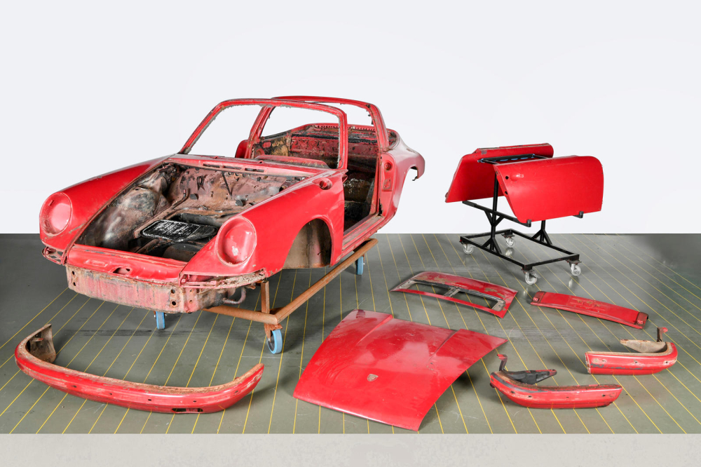 Porsche Classic Factory Restoration đ&atilde; th&aacute;o rời từng bộ phận ban đầu