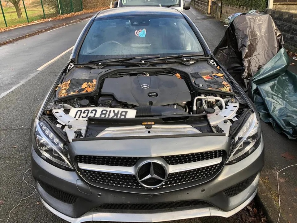 Chiếc Mercedes-Benz C-Class AMG bị ăn trộm nắp ca-p&ocirc;
