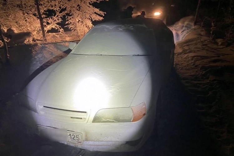 Chiếc Toyota Chaser chở 2 thanh ni&ecirc;n