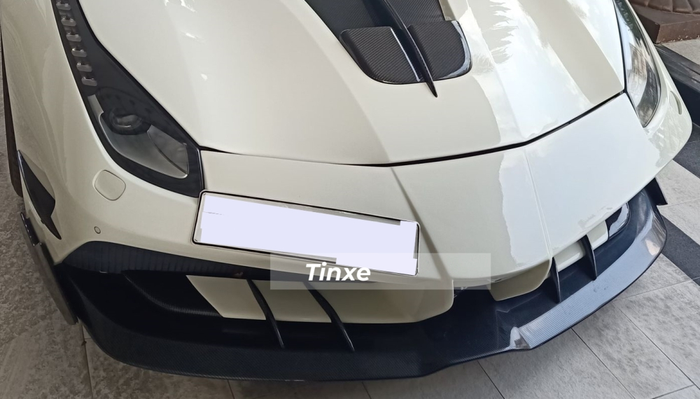 To&agrave;n bộ phần đầu si&ecirc;u xe Ferrari 488 GTB được nh&agrave; độ Misha Designs trang bị bộ c&aacute;nh lướt gi&oacute; v&agrave; cản va trước ho&agrave;n to&agrave;n mới bằng sợi carbon