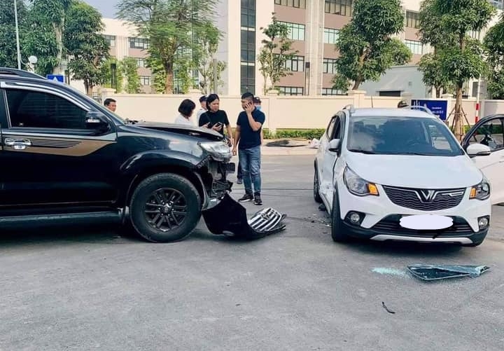 Hiện trường vụ va chạm giao th&ocirc;ng giữa VinFast Fadil v&agrave; Toyota Fortuner trong một khu đ&ocirc; thị ở H&agrave; Nội