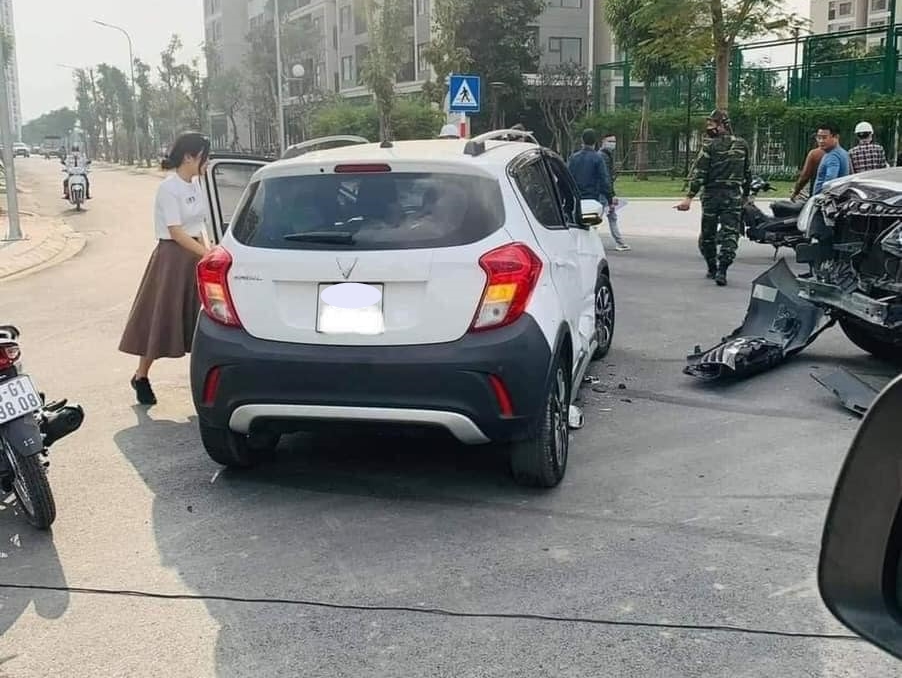 Vụ va chạm n&agrave;y khiến 2 chiếc &ocirc; t&ocirc; hư hỏng nặng, trong đ&oacute;, chiếc Toyota Fortuner rơi cản va trước v&agrave; lưới tản nhiệt ra khỏi xe