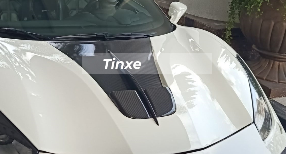 Nắp cap&ocirc; của xe được tạo điểm nhấn với một c&aacute;nh gi&oacute; k&egrave;m theo 2 hốc gi&oacute; cỡ lớn