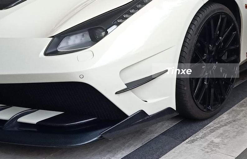 C&aacute;c hốc gi&oacute; được l&agrave;m theo phi&ecirc;n bản Ferrari LaFerrari, 2 b&ecirc;n h&ocirc;ng đầu xe c&oacute; hốc gi&oacute; mới v&agrave; v&acirc;y c&aacute; bằng carbon