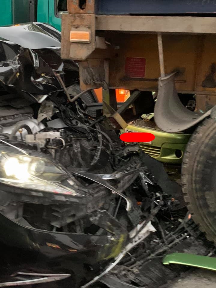 Hậu quả làm phần đầu xe Lexus ES đời cũ nát bét