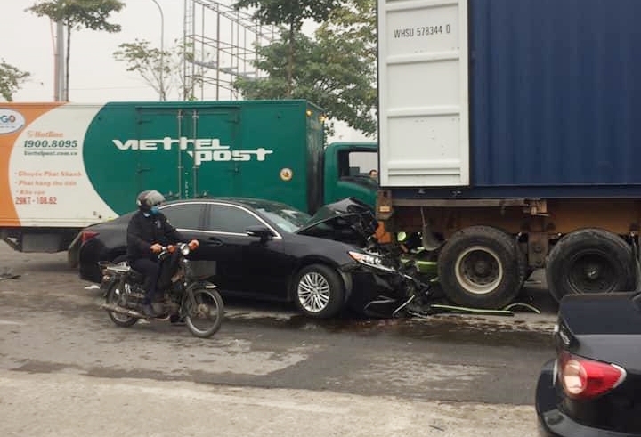 Chiếc xe thư báo của Viettel Post tông hàng loạt ô tô và xe container đang dừng chờ đèn đỏ