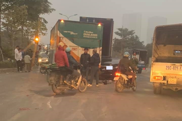 Hiện trường vụ tai nạn xe liên hoàn xảy ra Hà Nội vào sáng nay