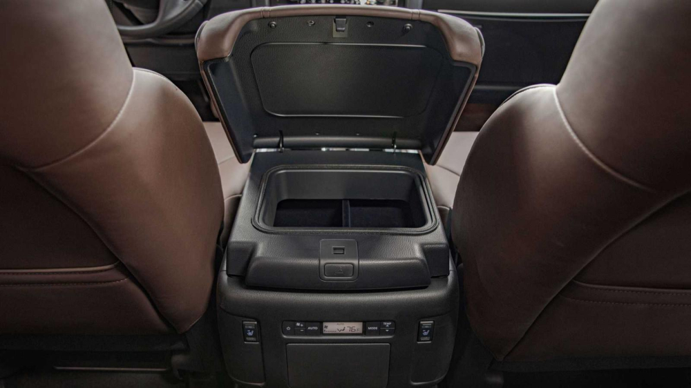 Ngăn chưa đồ dưới bệ t&igrave; tay trung t&acirc;m của Nissan Armada 2021