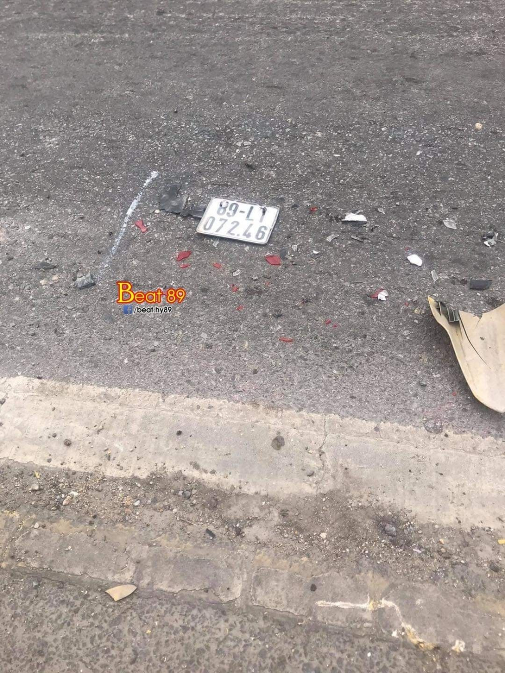 Biển số của chiếc xe máy rơi tại hiện trường Biển số của chiếc xe máy rơi tại hiện trường