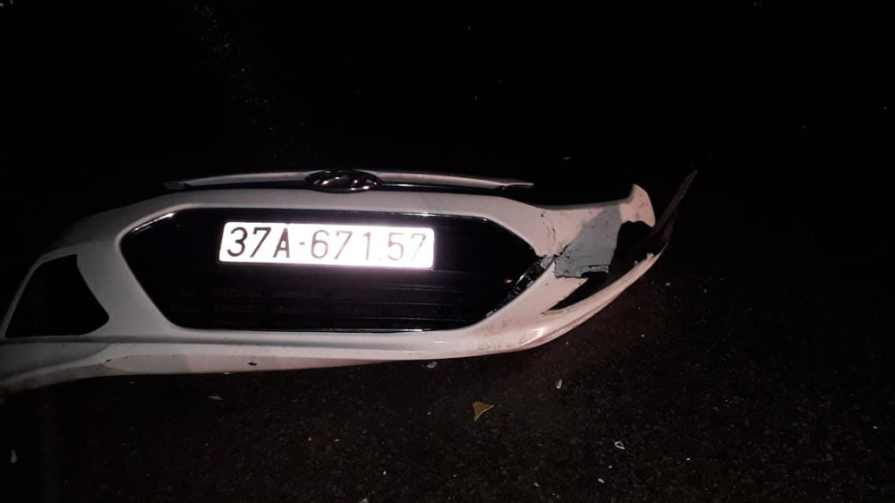 Mặt ca-lăng trước của chiếc Hyundai Grand i10 nằm trên mặt đường