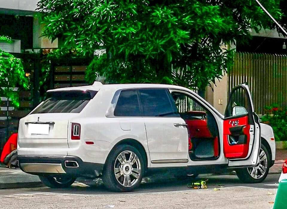 Nội thất chiếc Rolls-Royce Cullinan n&agrave;y c&oacute; t&ocirc;ng m&agrave;u đỏ