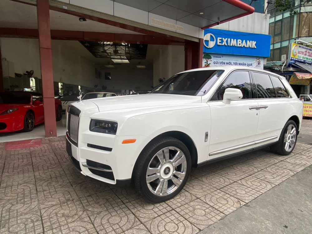 Chiếc Rolls-Royce Cullinan n&agrave;y c&oacute; m&agrave;u sơn trắng đẹp mắt
